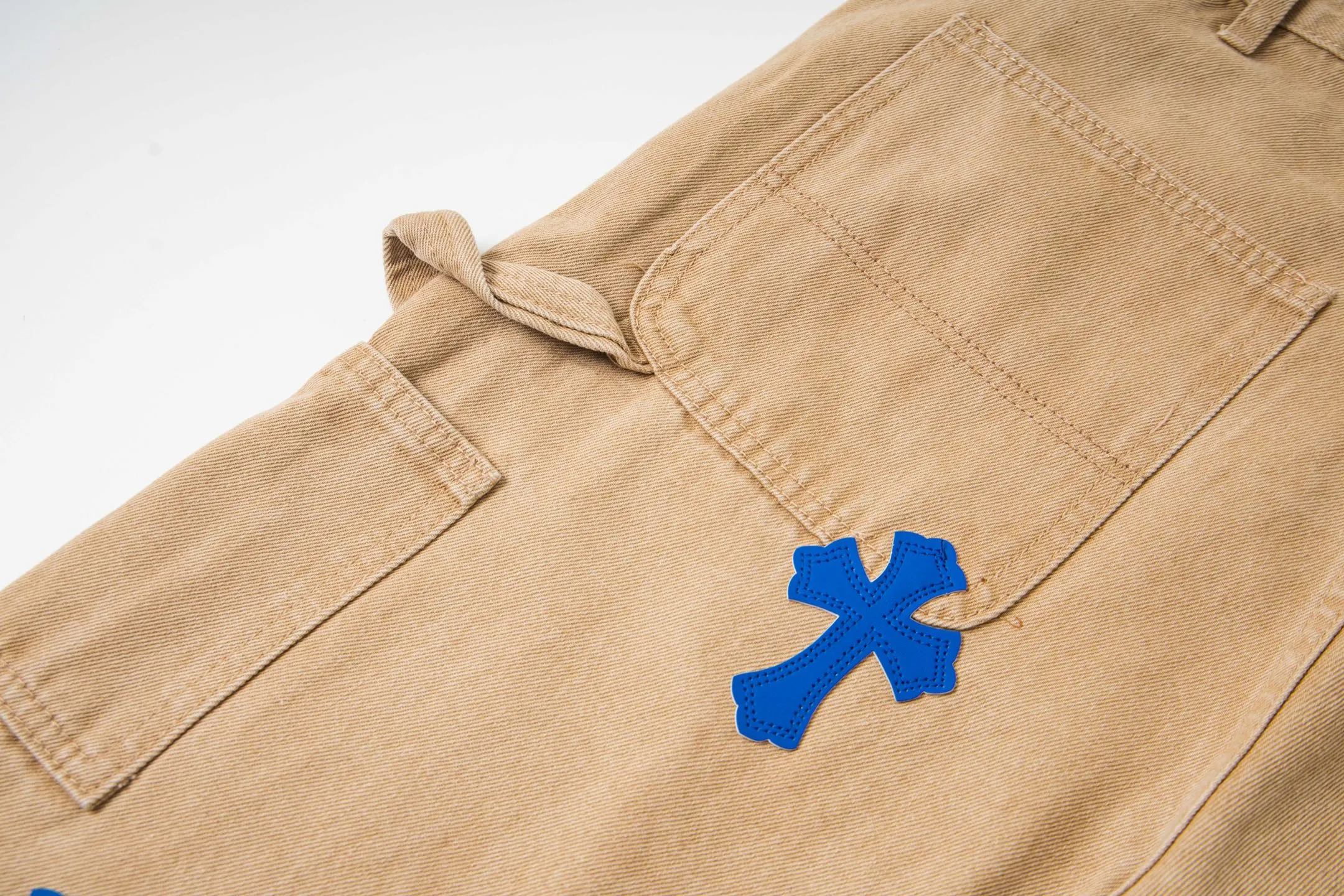 P280 Chrome Hearts khaki denim and white and blue multi-leather popular couple jeans are a hot trend this season and are sought after by countless celebrities and fashionistas. The neat details of the cutting process add color to the playful fashion! The neat and meticulous design, and the well-fitting structure is unique. The upper body not only has outstanding recognition, but also looks younger and younger. A style with the ultimate wearing meaning and performance, gorgeous color matching, and the craftsmanship of this style is also extremely extraordinary. After the finished product is washed, it is disassembled and hand-made with sheepskin cross leather and then spliced ​​together to complete. The whole piece has too many craftsmanship to describe. It is decorated with patchwork cross flowers and high-waisted washed jeans! ! Absolutely high-end luxury product, a god-level single product, a super popular product, made with top heavy industry, a must-see magic weapon that can't be missed. Style number: 1827# Size: 30 32 34 36 Color: Khaki